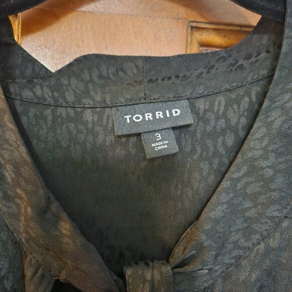 Torrid Satin Jacquard Tie Neck Button Up Blouse Sz 3 - Picture 5 of 5
